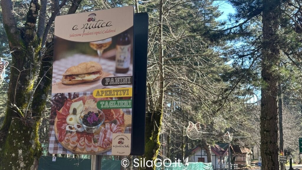 Vista esterna di A Putica Sila, un locale tipico della Sila Piccola con panini e prodotti locali