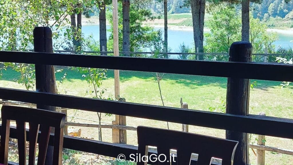 Vista panoramica sul lago Passante dai tavoli all'esterno dell'Agriturismo Lago del Passante in Sila Piccola