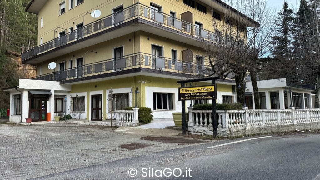 Ingresso de Il Bivacco del Parco, un ristorante e hotel in Sila Piccola