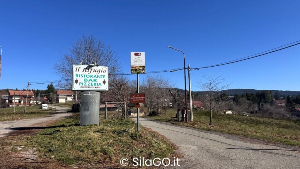 Insegna del ristorante Il Rifugio, specializzato in pizza e piatti tradizionali della Sila Piccola