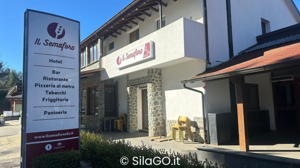 Ingresso del ristorante Il Semaforo Sila, con tavoli all’aperto e insegna ben visibile, tra i locali più apprezzati della Sila Piccola per pizza al metro e aperitivi.
