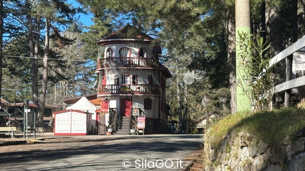 Vista esterna del ristorante La Rotonda, locale storico della Sila Piccola con annesso bar e dove consumare aperitivi al centro di Villaggio Mancuso.