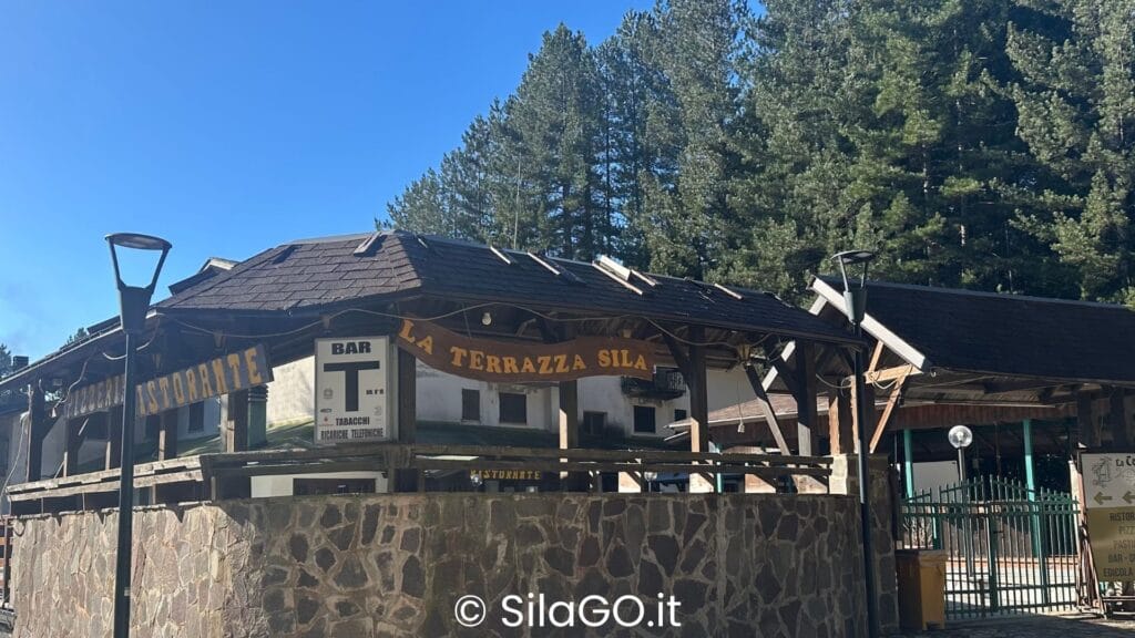 Ingresso del ristorante La Terrazza, un locale in Sila Piccola con pizzeria e pasticceria