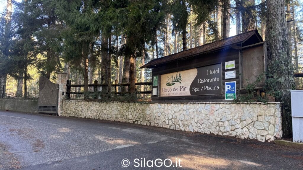 Tabella del Parco Dei Pini Restaurant, un ristorante con spa e piscina in Sila Piccola
