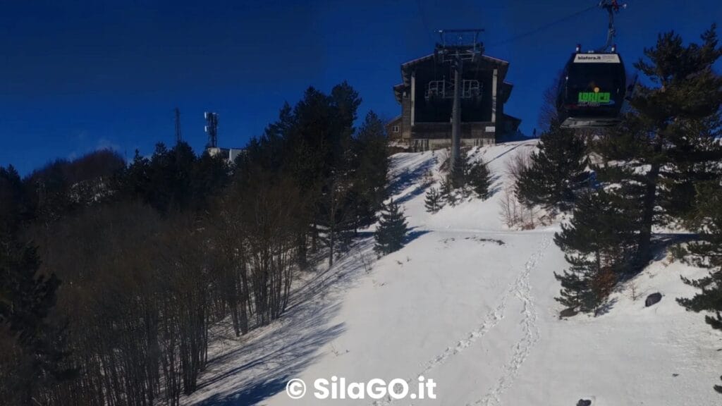 Snowboarder in azione sulla pista di Lorica, una delle migliori località sciistiche della Sila.