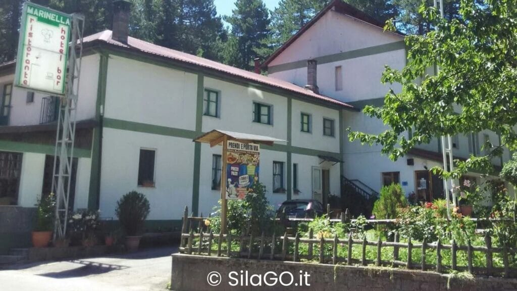 Ingresso del Ristorante Villa Marinella, un ristorante raffinato in Sila Piccola