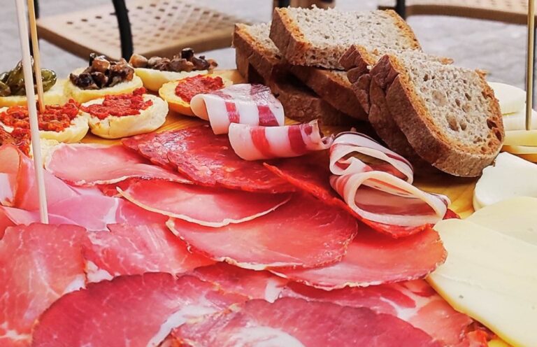 Tagliere con salumi e formaggi tipici servito in un classico ristorante della Sila Piccola