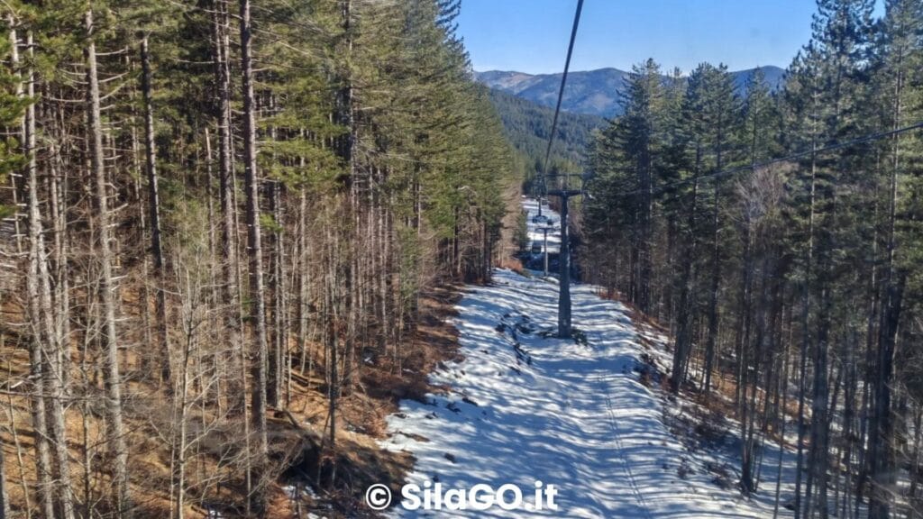 Seggiovia in Sila in funzione durante la stagione sciistica in Calabria.