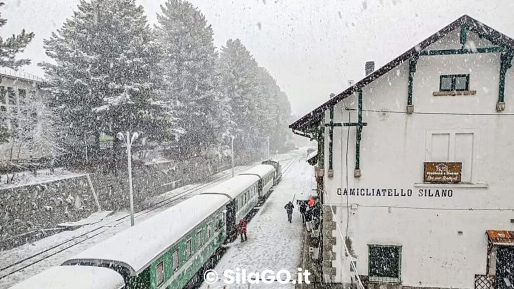 Trenino della Sila a Camigliatello Silano tra la neve, perfetto per un’esperienza unica durante la stagione sciistica.
