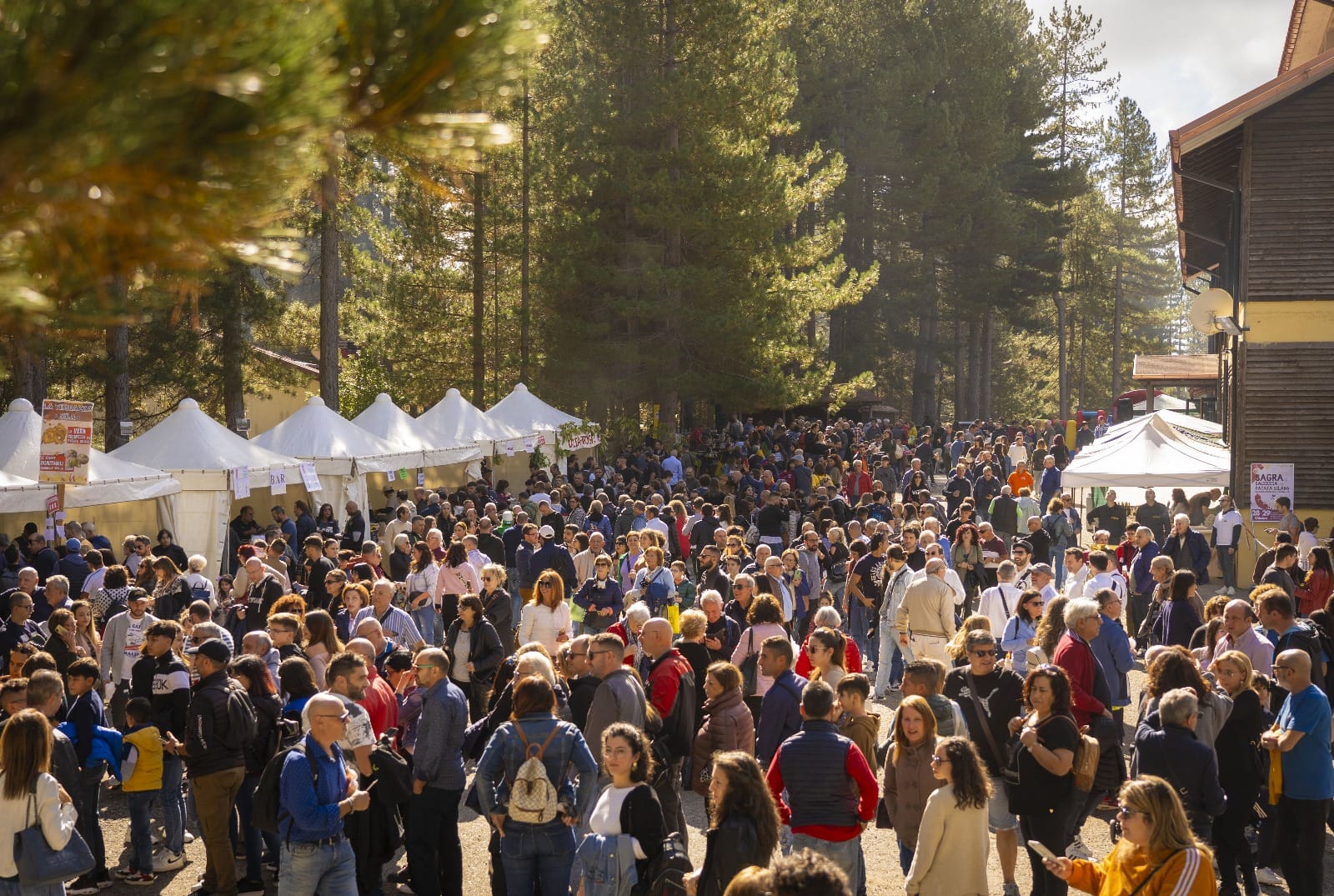 Evento in Sila con stand gastronomici e persone che partecipano