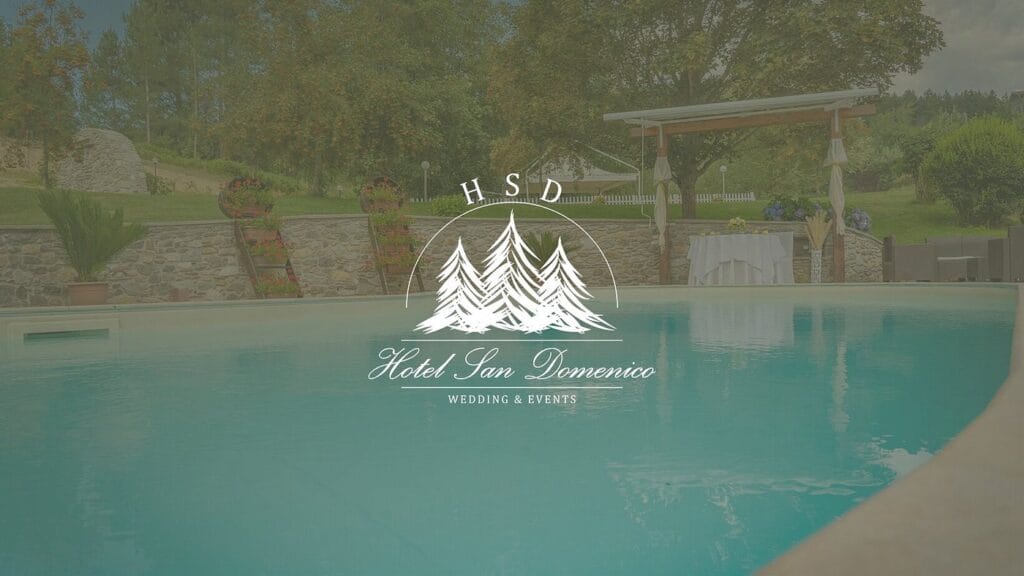 Capodanno in Sila Piccola 2026: chi organizza il veglione 2 Logo e sfondo con piscina e cortile Hotel San Domenico