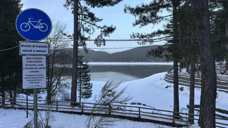 Pista ciclabile innevata sul lago Ampollino