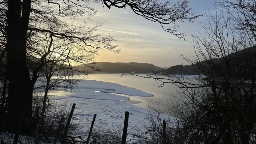 Lago innevato in Sila tramonto